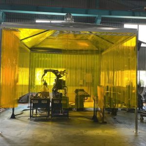 Rèm nhựa vàng trong ngăn khu vực máy sản xuất